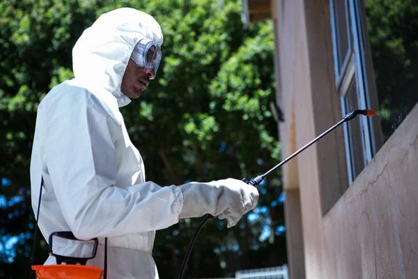 Homem fazendo controle de pragas — Fotografia de Stock