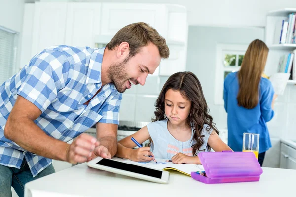 Pai assistente filha em lição de casa — Fotografia de Stock