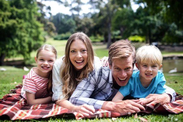 Familjen ligger i park — Stockfoto