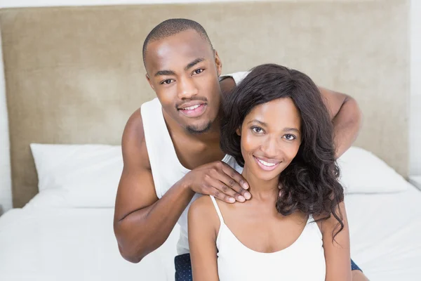 Pareja joven en el dormitorio — Foto de Stock