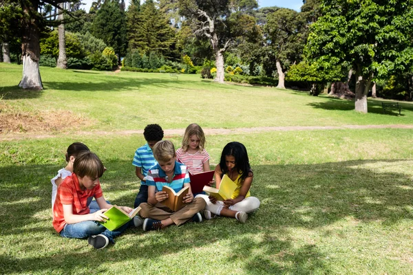 孩子们在公园看书 — 图库照片