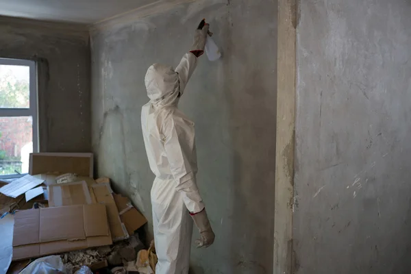 Hombre haciendo control de plagas en la pared — Foto de Stock