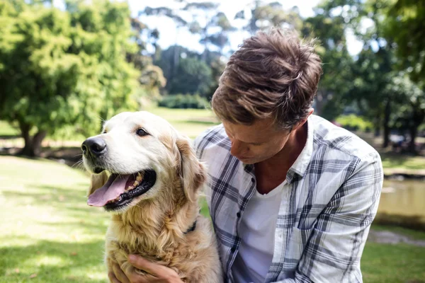 Homem com cão de estimação no parque — Fotografia de Stock