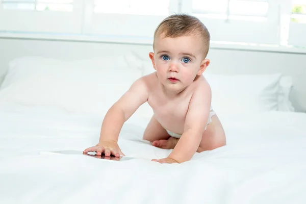 Bebé niño jugando con la tableta digital — Foto de Stock