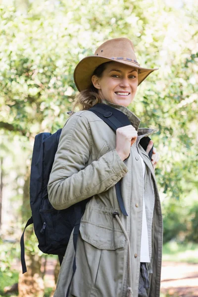 Sırt çantasında kırsal kadın — Stok fotoğraf