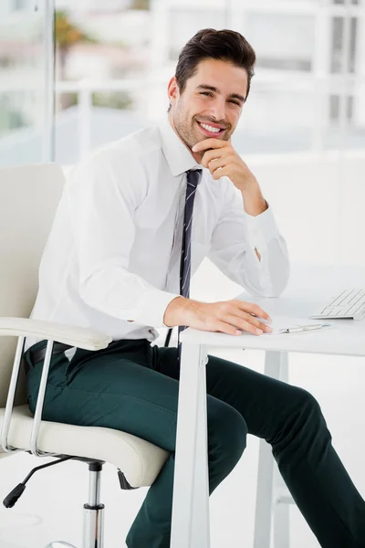 Affärsman sittande på ordförande — Stockfoto