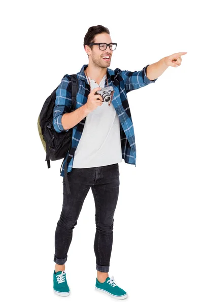 Homem carregando mochila e segurando câmera — Fotografia de Stock