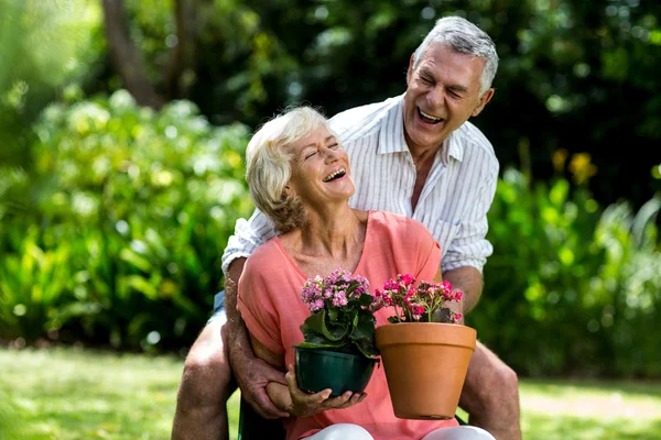 Echtpaar met bloempotten in tuin — Stockfoto