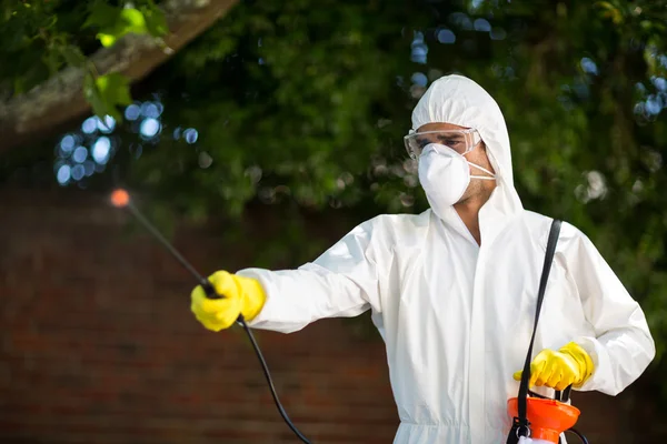 Homem usando inseticida — Fotografia de Stock