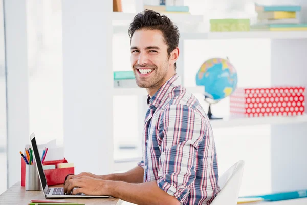 Homme utilisant un ordinateur portable au bureau — Photo