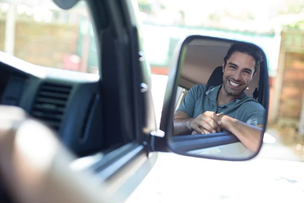 Az ember ül a tükör autó — Stock Fotó