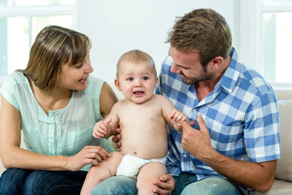 かわいい男の子を持つ親 — ストック写真