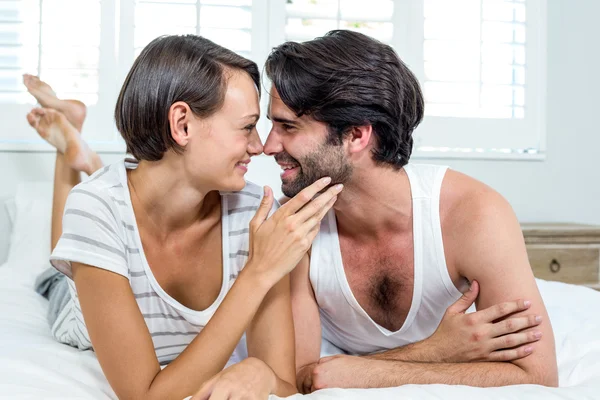 Pareja acostada en la cama — Foto de Stock