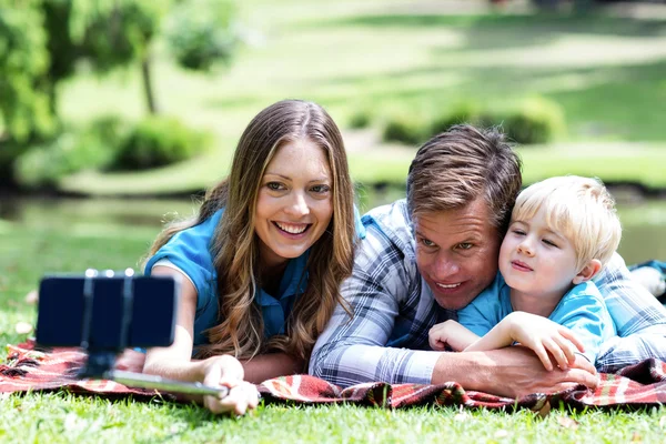 Eltern und Sohn machen ein Selfie mit dem Handy — Stockfoto