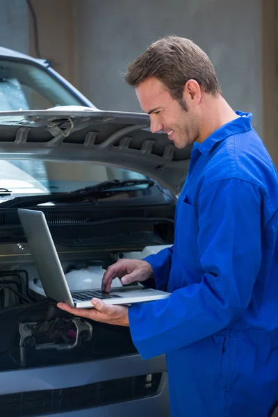 Mechaniker mit Laptop — Stockfoto