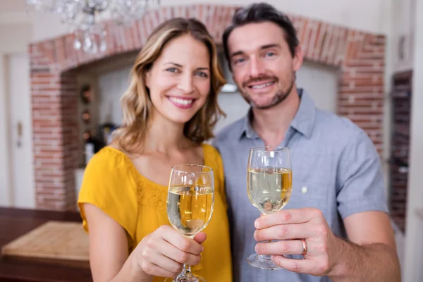 Couple montrant des verres de vin — Photo
