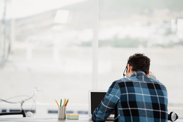 Jonge Man aan het werk op Bureau — Stockfoto