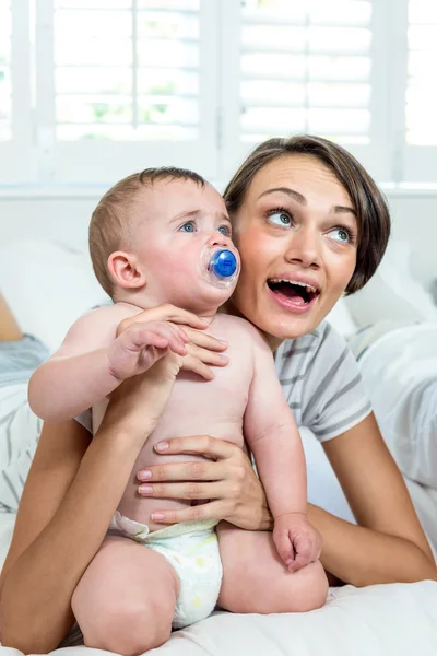 Moeder en zoon opzoeken tijdens het spelen — Stockfoto