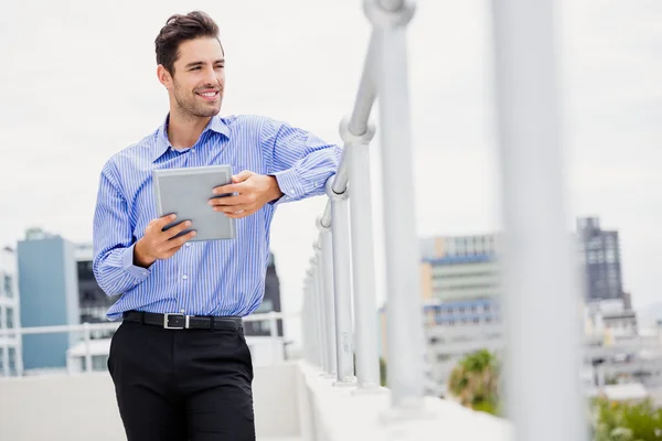 Uomo d'affari che utilizza tablet digitale — Foto Stock