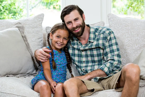 Father with daughter on sofa — Stock Photo, Image