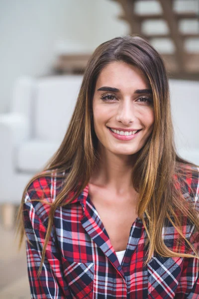 Woman smiling in living room — Stock Photo, Image