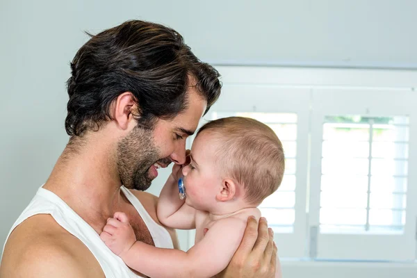 Padre con bebé niño en el dormitorio — Foto de Stock