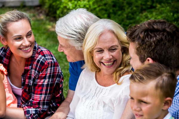 Familie genieten van tijdens picknick — Stockfoto