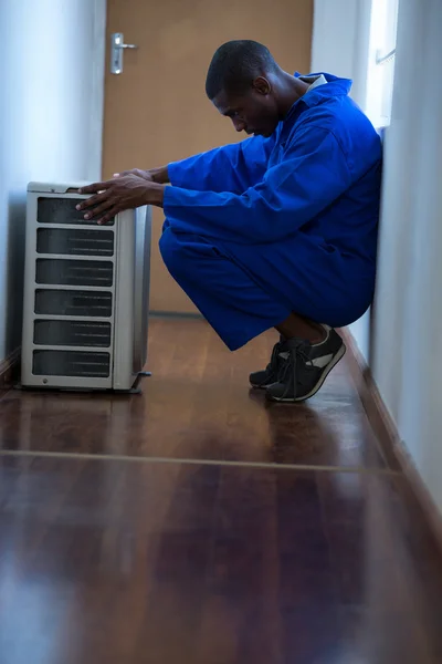 Handyman testing air conditioner — Stock Photo, Image