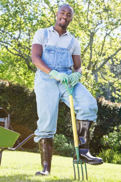 Ung man poserar med rake — Stockfoto