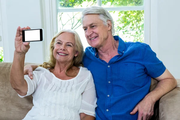 Coppia anziana scattare selfie a casa — Foto Stock
