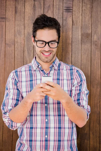 Mladý muž používající mobilní telefon — Stock fotografie