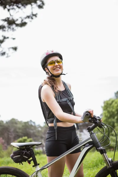 Femme debout à côté de vélo — Photo