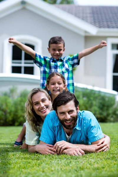 Familie liegt übereinander — Stockfoto