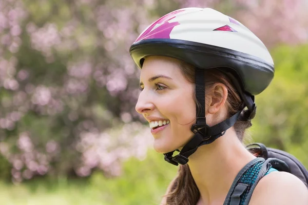 Mulher usando capacete — Fotografia de Stock