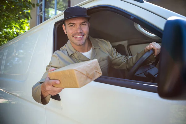 Zusteller sitzt in seinem Lieferwagen — Stockfoto