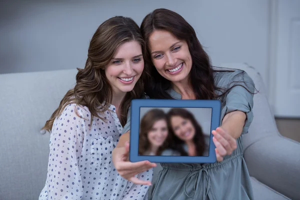 Vänner att ta selfie med digitala tablett — Stockfoto