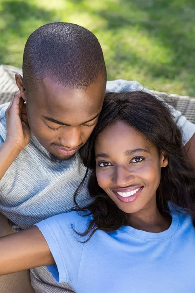 Pareja joven relajándose en el sofá — Foto de Stock