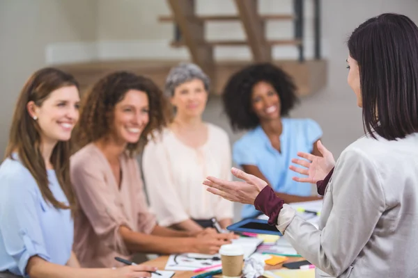 Woman giving presentation to colleagues — Stock Photo, Image