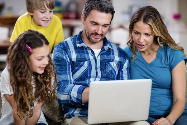 Ouders en kinderen met behulp van laptop — Stockfoto