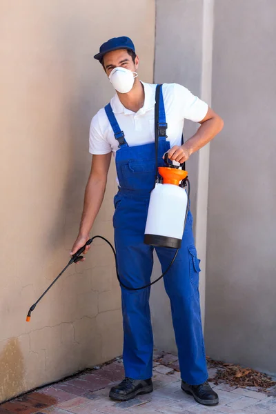 Trabajador pulverización química en la pared —  Fotos de Stock