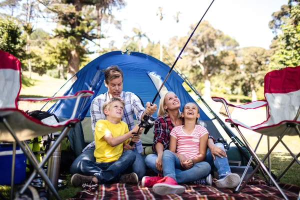 Familienangeln außerhalb des Zeltes — Stockfoto