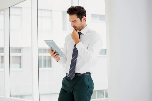 Geschäftsmann hält und liest Notizbuch — Stockfoto