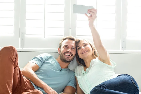 Pár selfie přijetí na lůžko — Stock fotografie