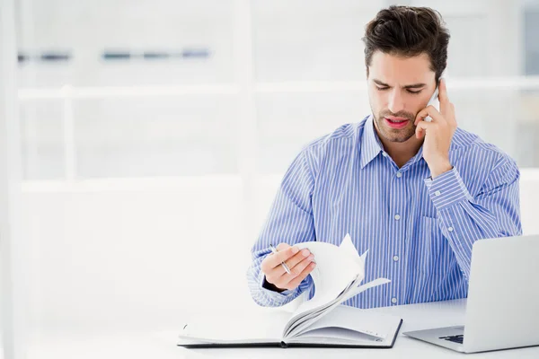 Businessman talking on mobile phone — Stock Photo, Image