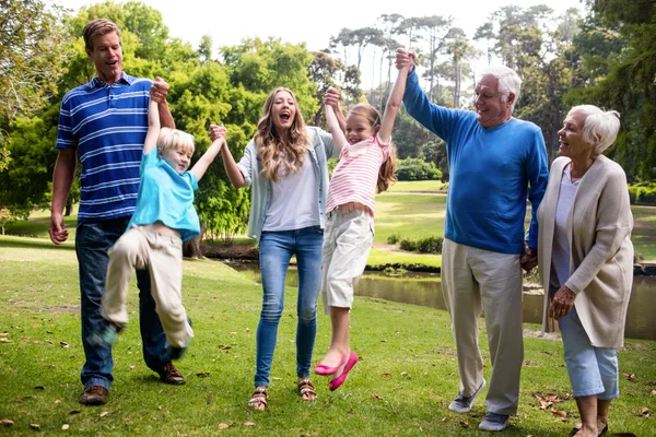 Familjen har kul i parken — Stockfoto