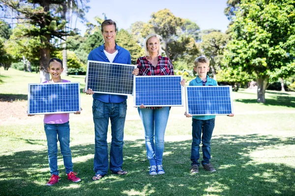 가족 들고 태양 전지 패널 — 스톡 사진