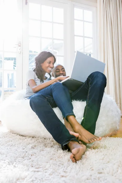 Jong paar met laptop — Stockfoto