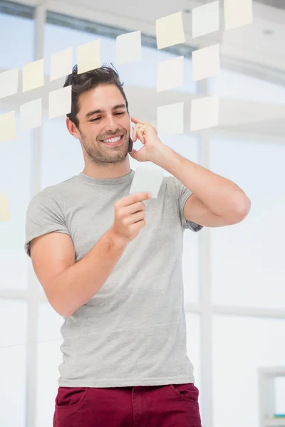 Man kijken van kleverige nota 's — Stockfoto