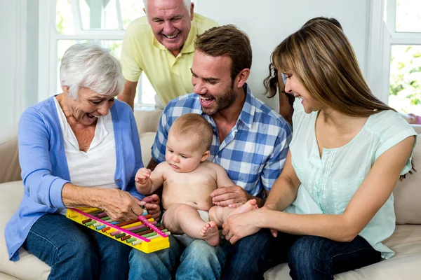 Famiglia mostrando xilofono per bambino ragazzo — Foto Stock