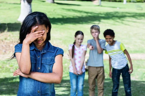 Vrienden plagen van een meisje — Stockfoto